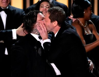 Miniatura: Namiętny pocałunek na gali Emmy. Aktorzy...